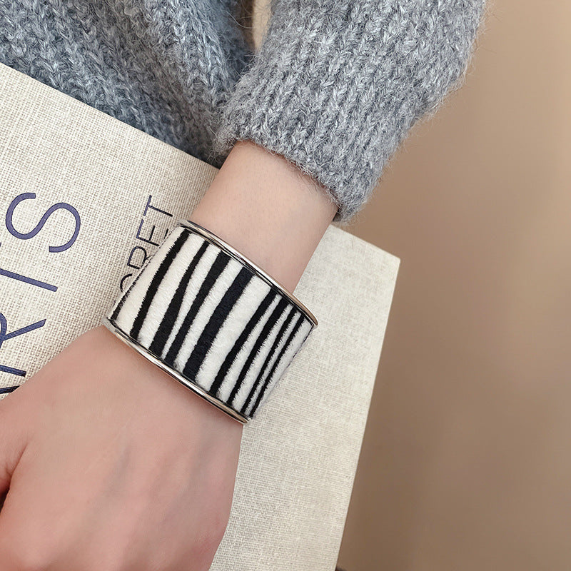 A廠【HB3225】歐美植絨豹紋手鐲個性誇張小眾設計手環時尚輕奢高級感氣質手飾女 24.11-2