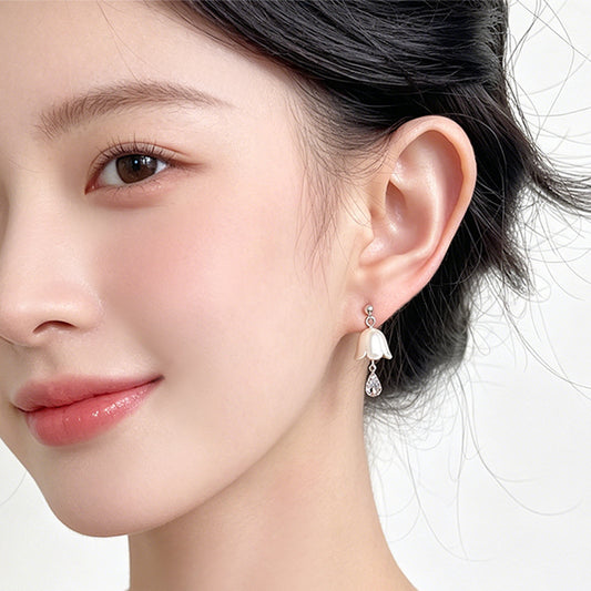 A廠【7825】白色鈴蘭花鋯石水滴森系時尚小清新甜美可愛花朵耳飾銀針耳環飾品 26.07-3