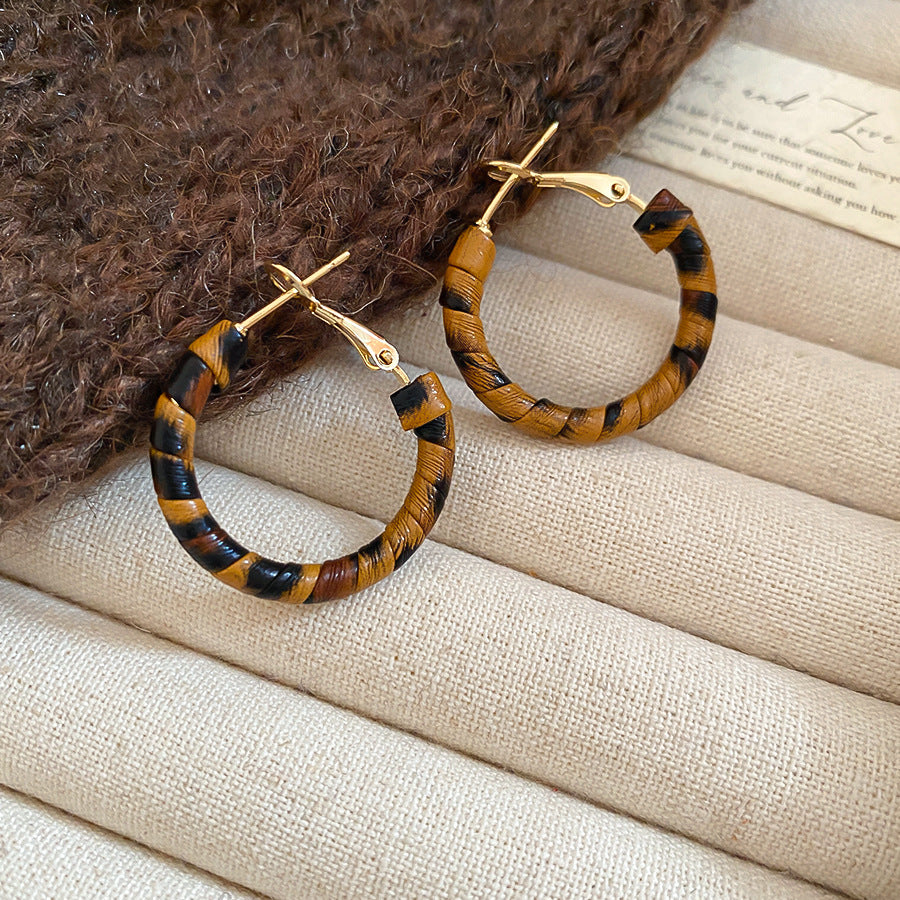 A廠【HE28938】925銀針復古皮革纏繞耳圈秋冬款個性潮流氣質耳環時尚小眾設計感耳飾 25.10-3