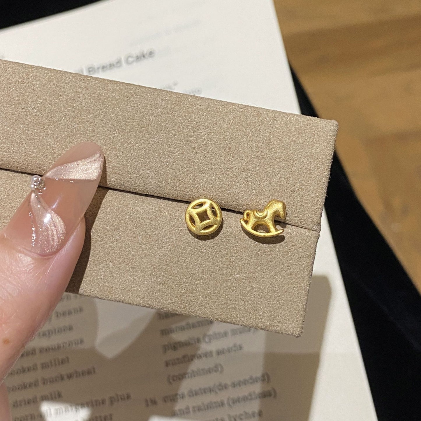 F廠【DQ10403E】S925純銀精緻木馬銅錢不對稱耳環女簡約高級感馬年百搭耳飾潮
 25.10-4