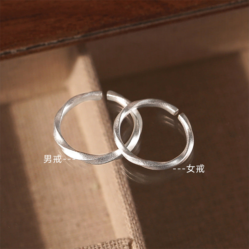 F廠【DQ8053R】999足銀莫比烏斯情侶對戒男女時尚輕奢磨砂扭紋素圈開口指環 25.03-2
