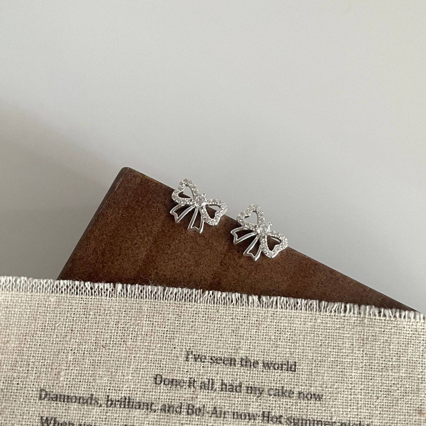 F廠【SE2394】S925銀韓版小眾設計感閃鋯蝴蝶結簡約耳環女韓式時尚個性耳飾 25.05-5