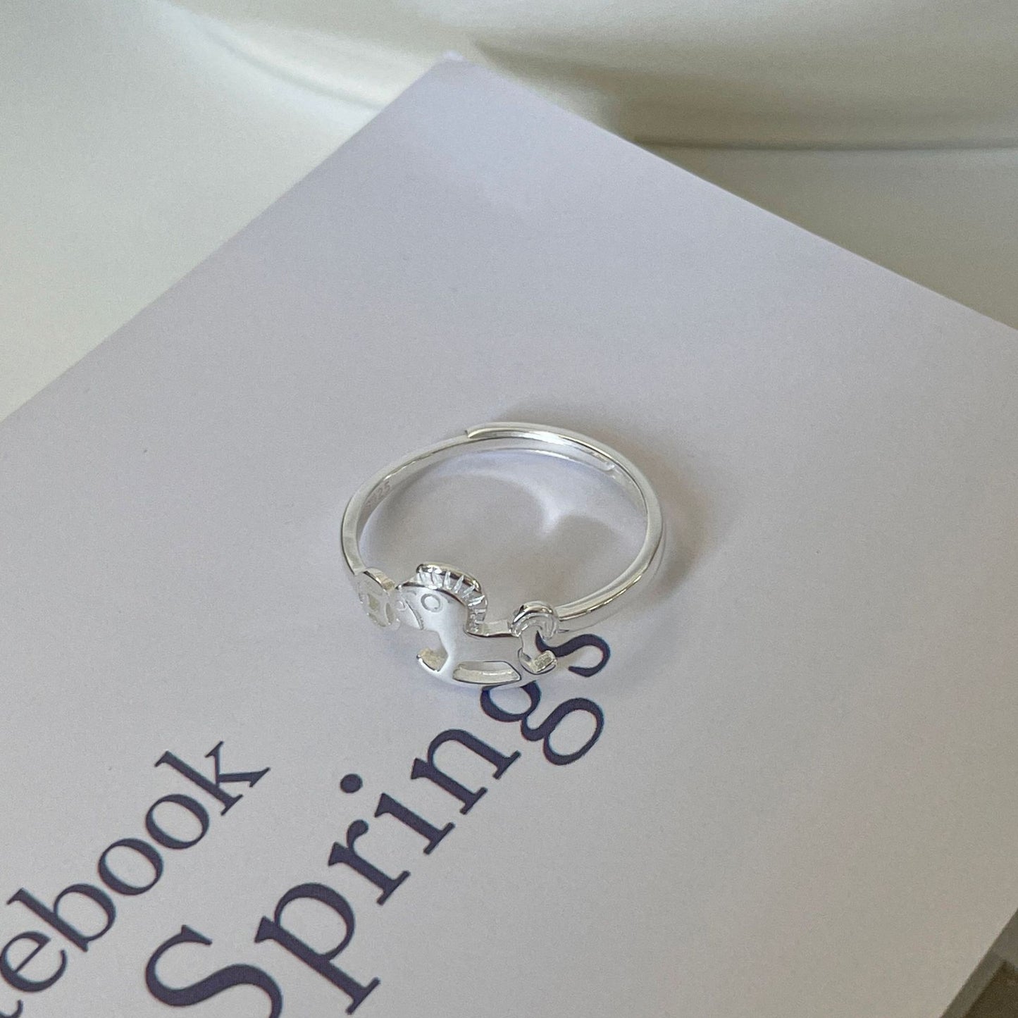 F廠【DQ8438R】S925純銀馬上有錢戒指女簡約新中式木馬銅錢時髦百搭開口指環
 25.10-4