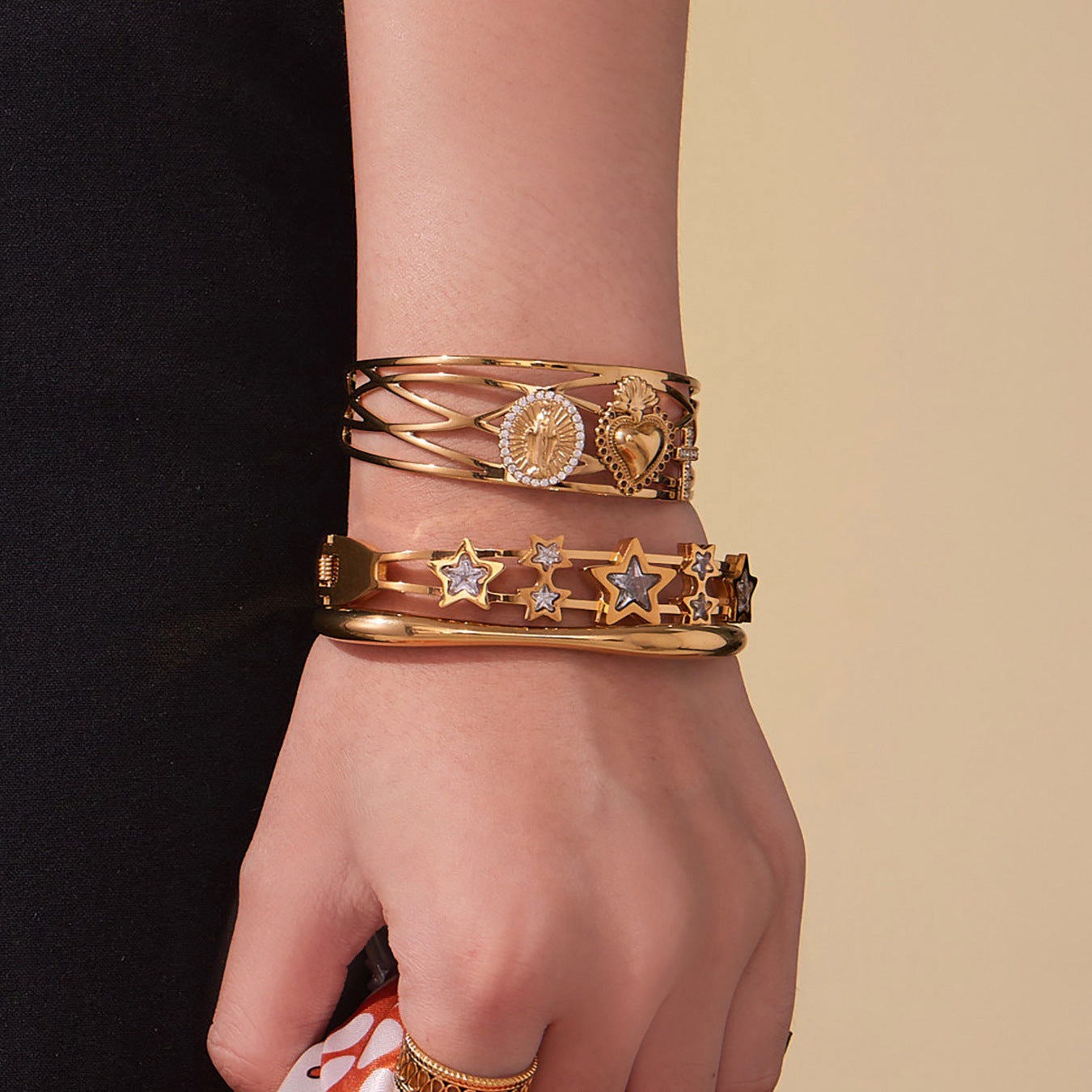 B廠【Z500】超閃5A鋯石五角星彈簧卡扣手鐲不鏽鋼材質鍍18k真金不掉色
25.10-5