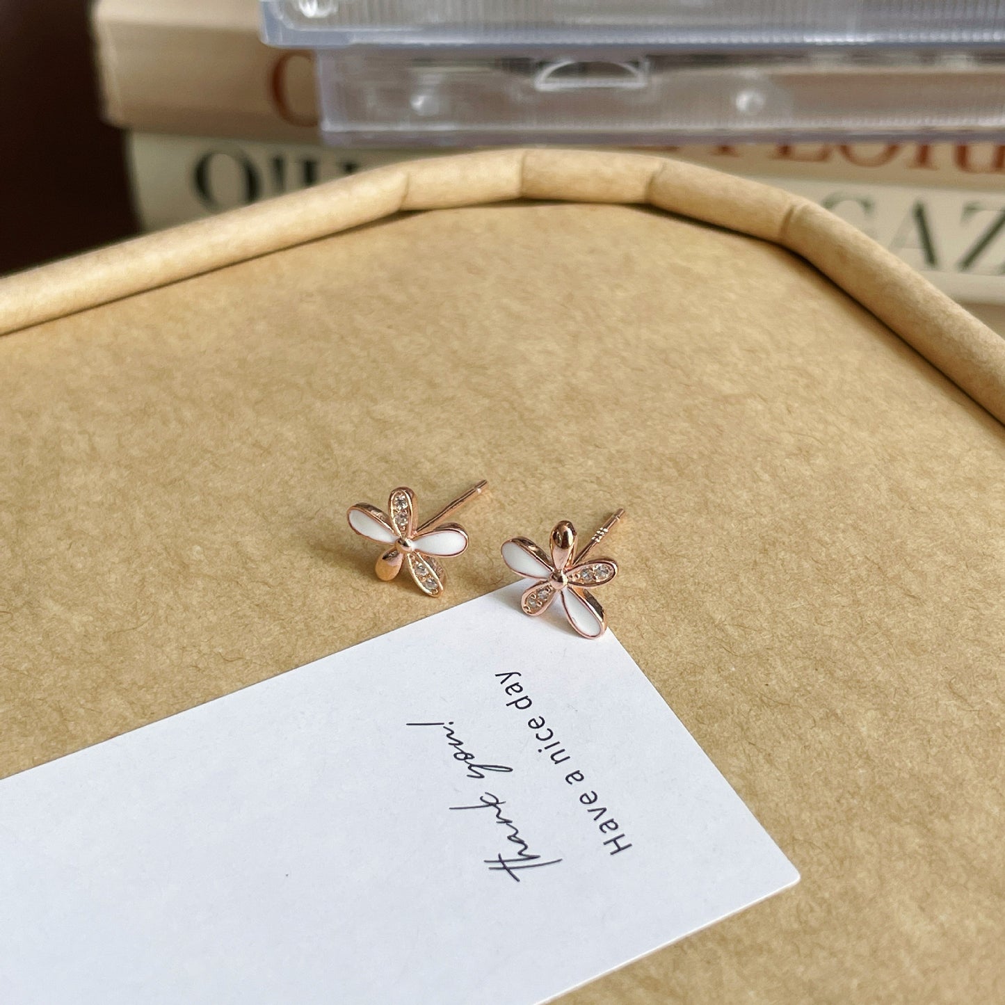 F廠【DQ10758E】S925純銀甜美小清新花朵耳環女簡約設計感白色五瓣花百搭耳飾 25.05-3