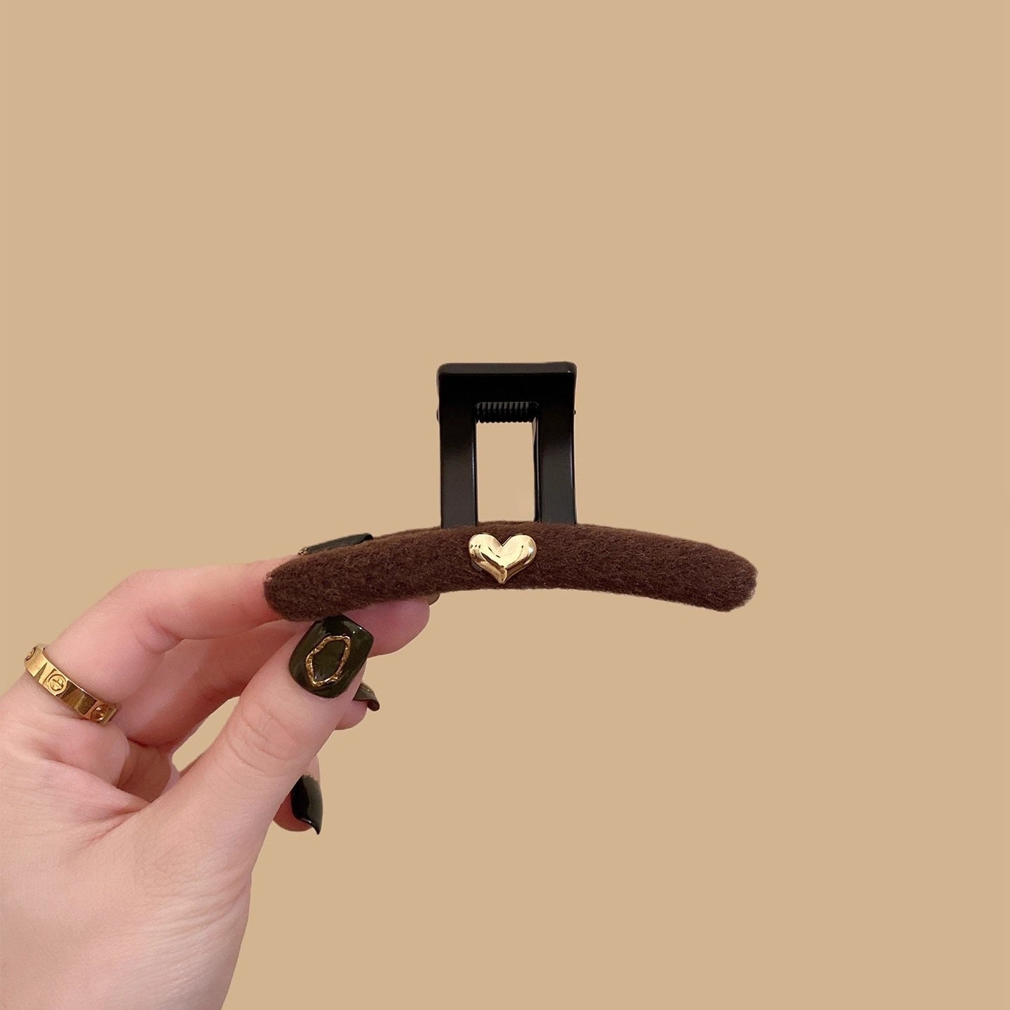 C廠【Y877】韓國秋冬氣質毛呢抓夾女金屬愛心髮夾百搭高級感後腦勺盤髮鯊魚夾
25.12-2「C廠-單筆結帳需滿,NT$500出貨(不含運費)」