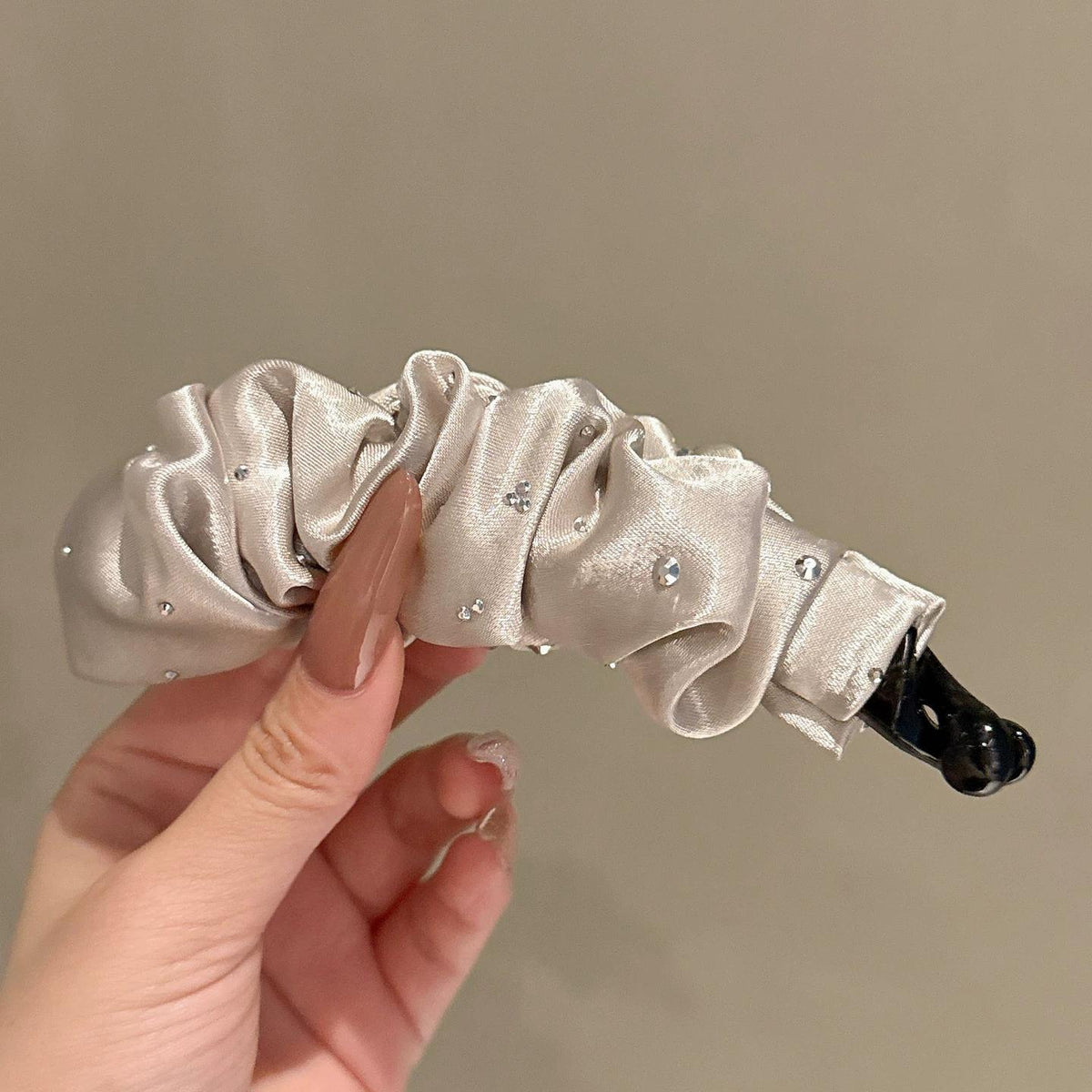C廠【X882】緞面鑲鑽褶皺香蕉夾抓夾女高馬尾扭扭夾子豎夾2026新款高級感頭飾
26.09-3