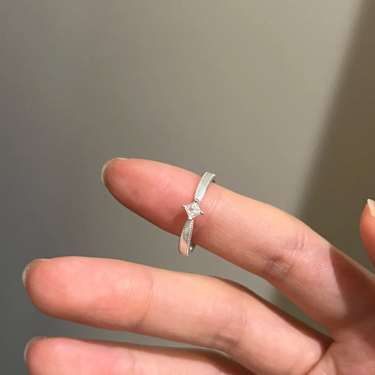 E廠【XDQ8365R】S925純銀小眾設計方鑽星芒條紋戒指女時尚個性高級感開口指環
26.04-4