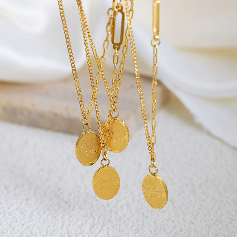 B廠【P1514】歐美簡約圓牌英文字母吊墜項鍊鎖骨鏈女生閨蜜飾品鈦鋼 23-06.26