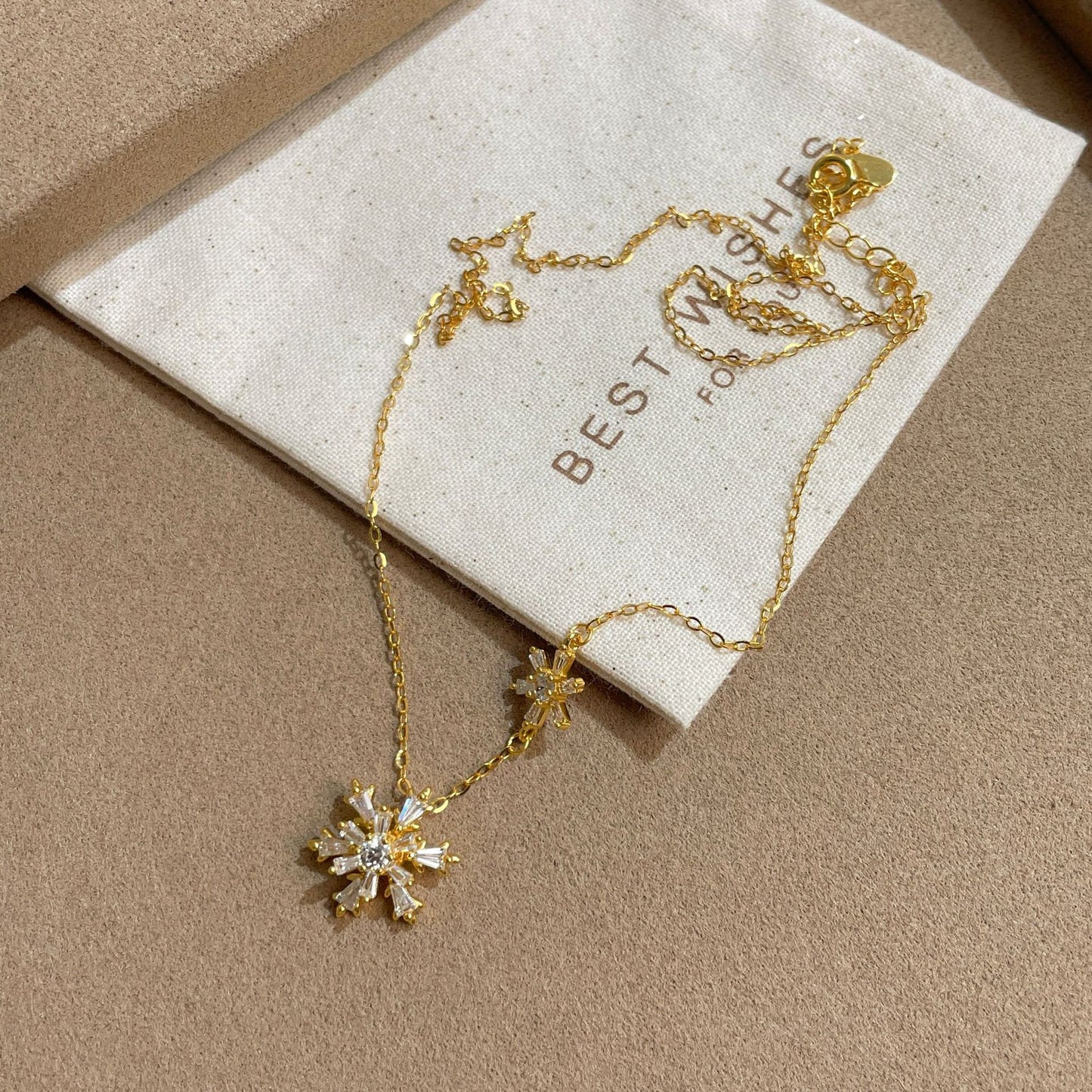 F廠【DQ0285N】簡約時尚轉轉雪花項鍊女S925純銀輕奢設計閃鑽冰晶雪花鎖骨鏈
25.09-1