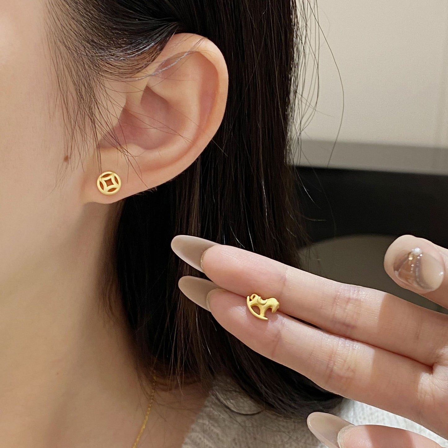 F廠【DQ10403E】S925純銀精緻木馬銅錢不對稱耳環女簡約高級感馬年百搭耳飾潮
 25.10-4