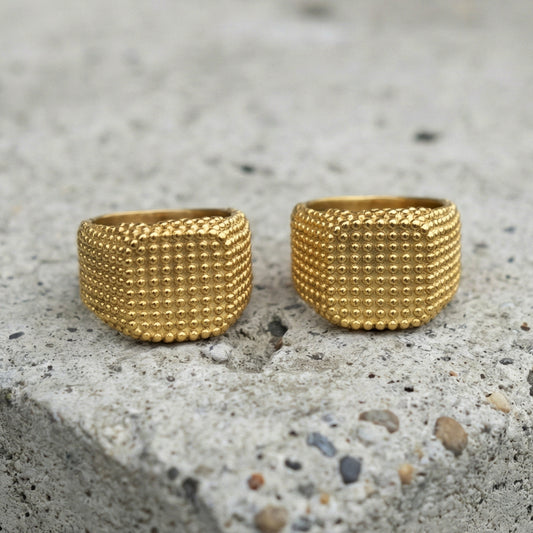 B廠【A125】歐美個性ins小眾寬版顆粒感指環金色方型戒指不鏽鋼材質鍍18k真金
26.03-2