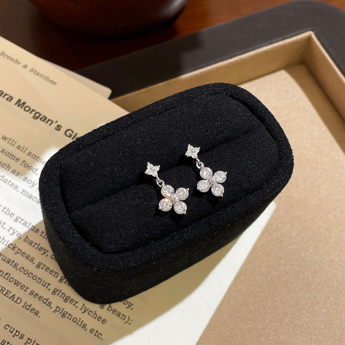 F廠【DQ10636E】S925純銀輕奢精緻四葉草閃鑽耳環女復古經典花朵流蘇百搭耳飾
 25.10-4