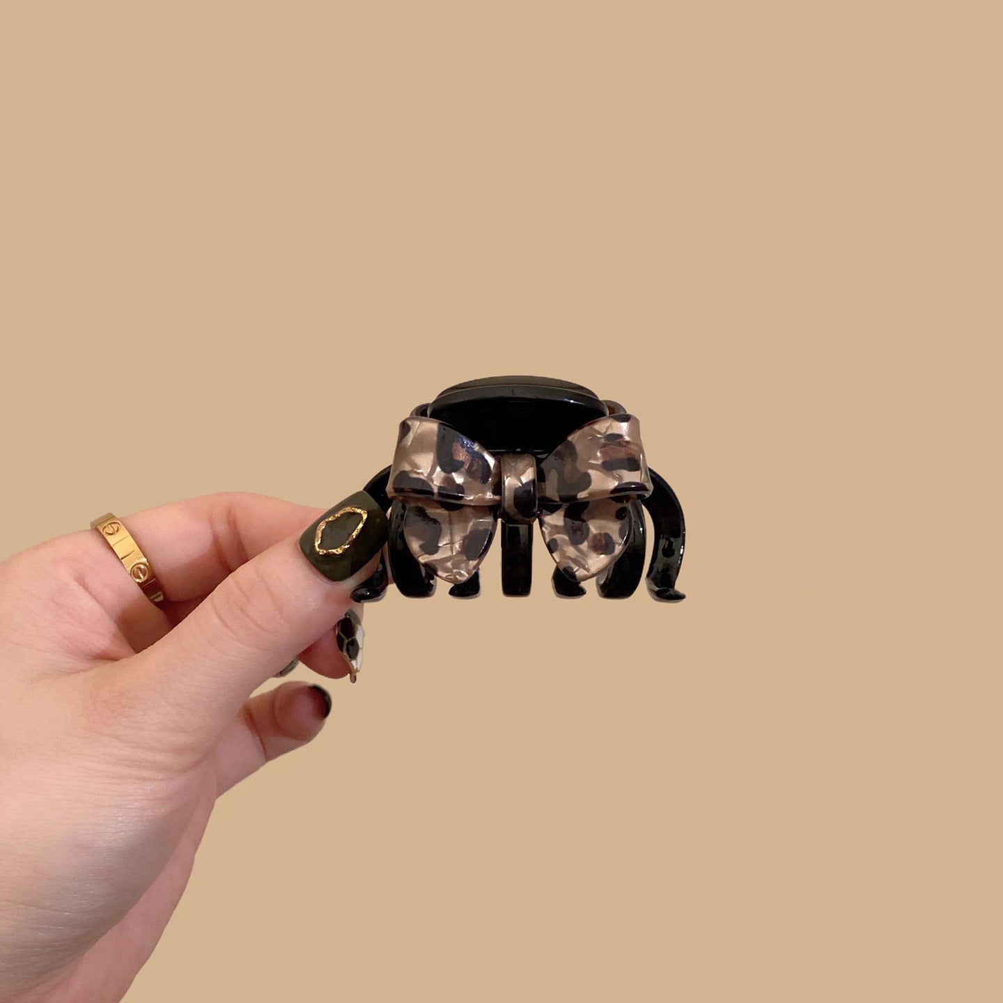 C廠【Y1070】復古豹紋蝴蝶結抓夾女高級感氣質中型半紮髮夾後腦勺盤髮鯊魚夾子
26.01-2「C廠-單筆結帳需滿,NT$500出貨(不含運費)」