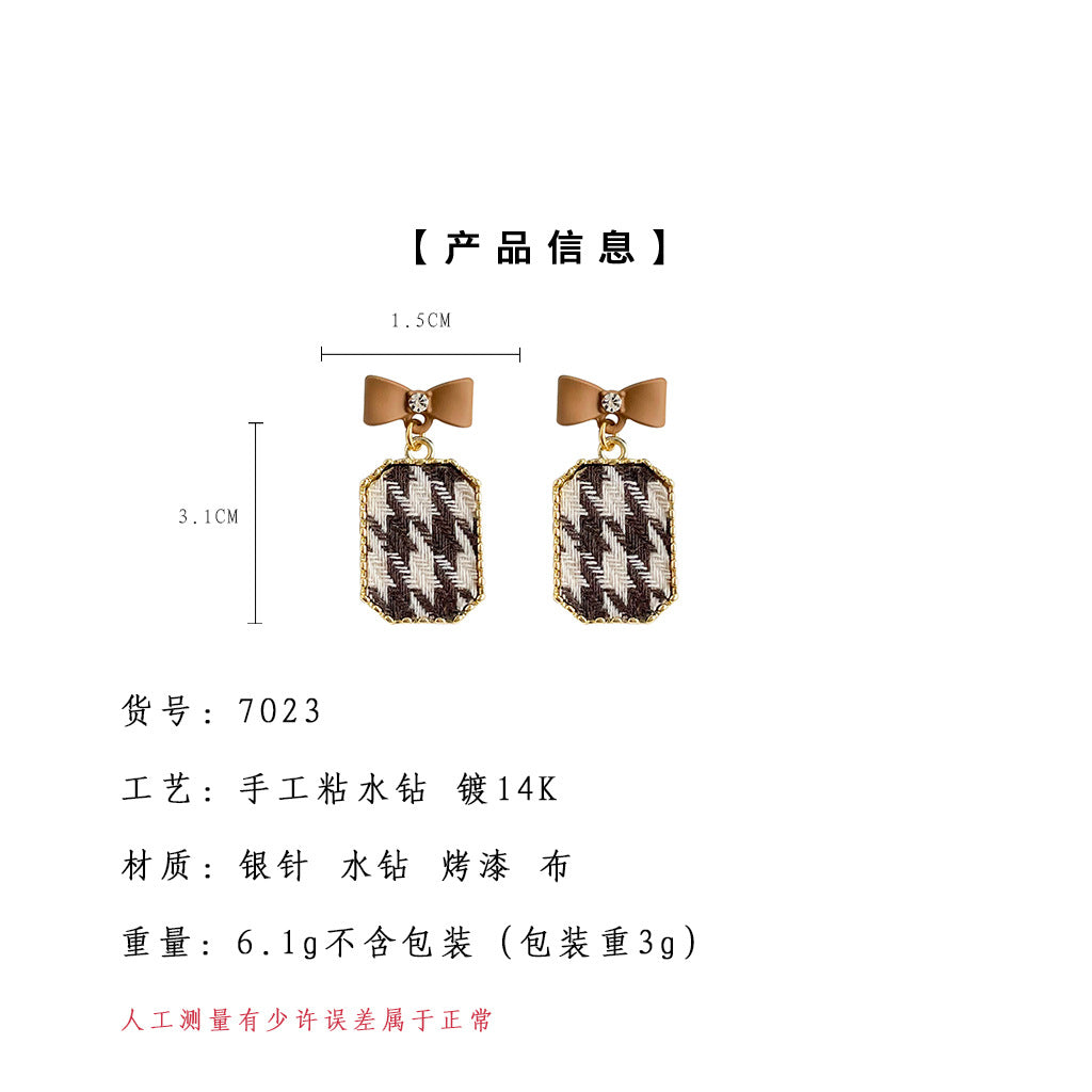 C廠【7023】秋冬款小香風時尚通勤千鳥格幾何蝴蝶結布藝新款耳環耳環飾品
25.11-1