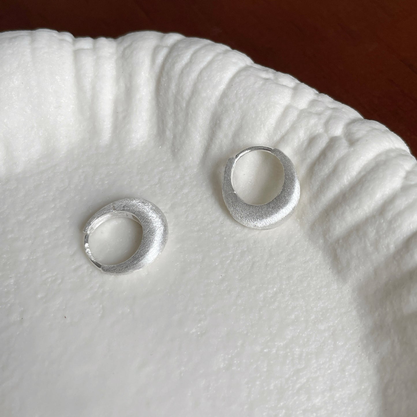 F廠【DQ11232E】S925純銀ins冷淡風拉絲素圈耳環輕奢高級感氣質耳環品耳扣女 25.04-4