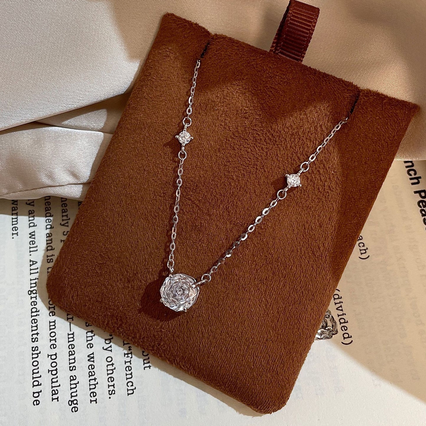 F廠【DQ0013N】S925純銀超閃玫瑰切項鍊女輕奢高級感精緻鋯石通勤鎖骨鏈
 25.10-4