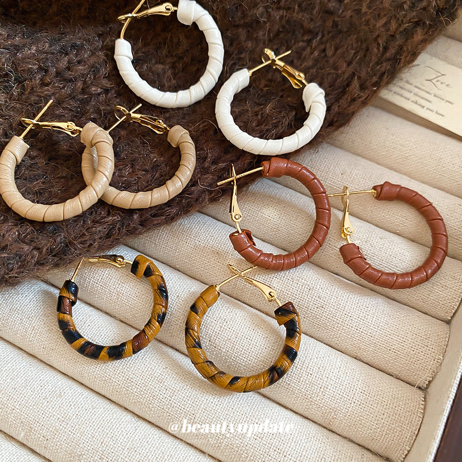 A廠【HE28938】925銀針復古皮革纏繞耳圈秋冬款個性潮流氣質耳環時尚小眾設計感耳飾 25.10-3