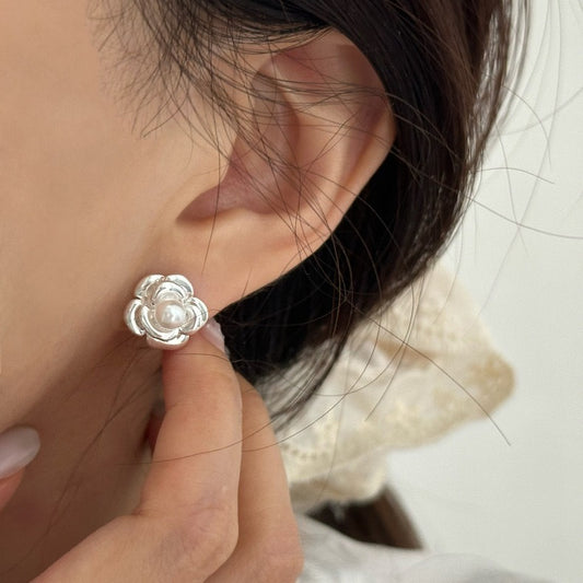 F廠【DQ11483E】韓版簡約S925純銀山茶花仿珍珠耳環女小清新甜美花朵百搭耳飾
 25.10-1