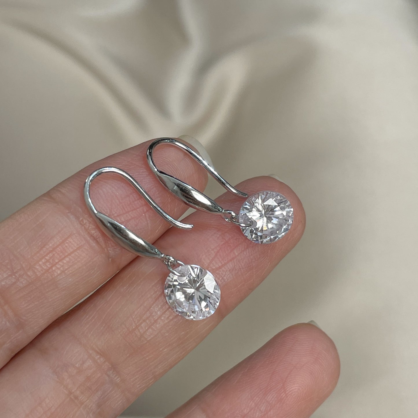 F廠【DQ11530E】S925純銀韓版單顆圓形鋯石耳鉤女簡約時尚靈動單鑽耳環飾潮
 25.10-3