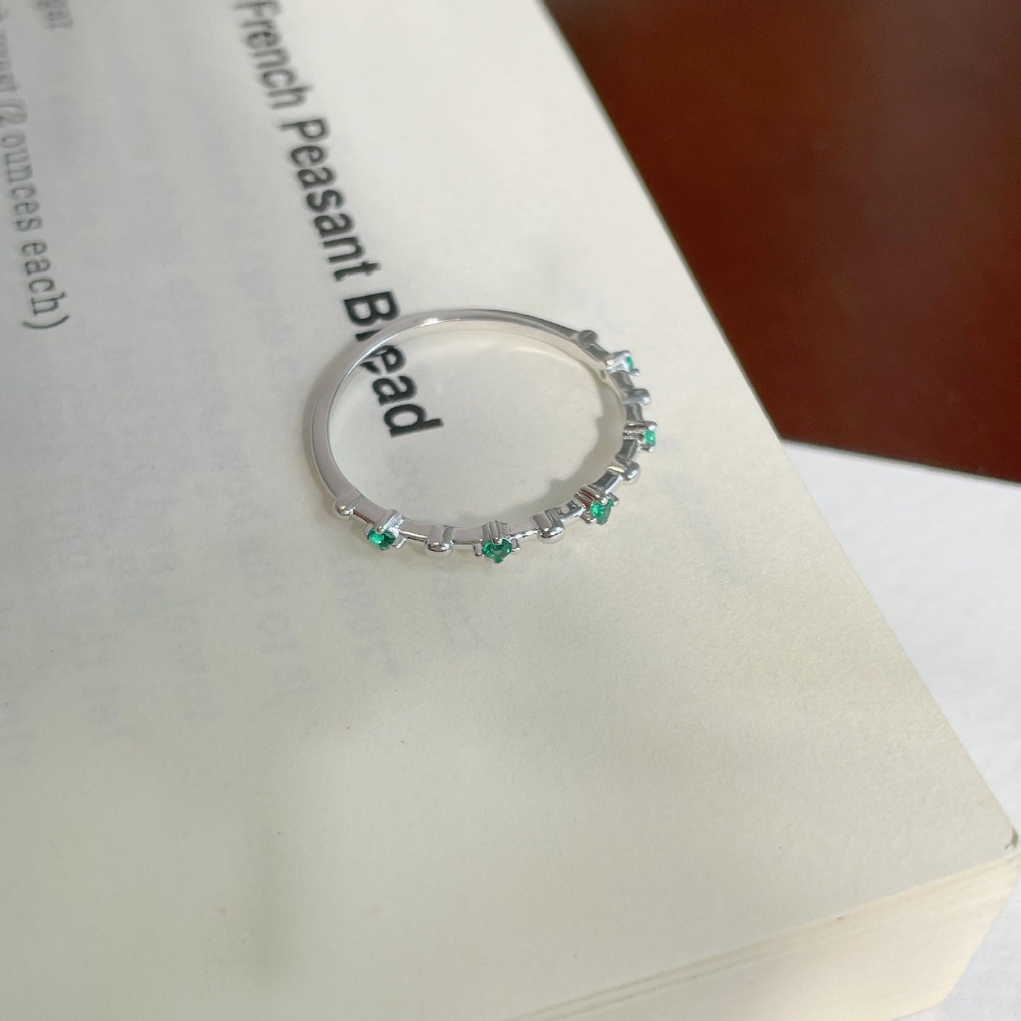 F廠【DQ8816R】S925純銀小清新祖母綠排鑽戒指女時尚個性閃鋯纖細閉口指環潮 25.03-3