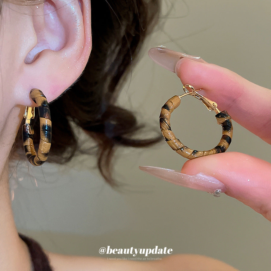 A廠【HE28938】925銀針復古皮革纏繞耳圈秋冬款個性潮流氣質耳環時尚小眾設計感耳飾 25.10-3