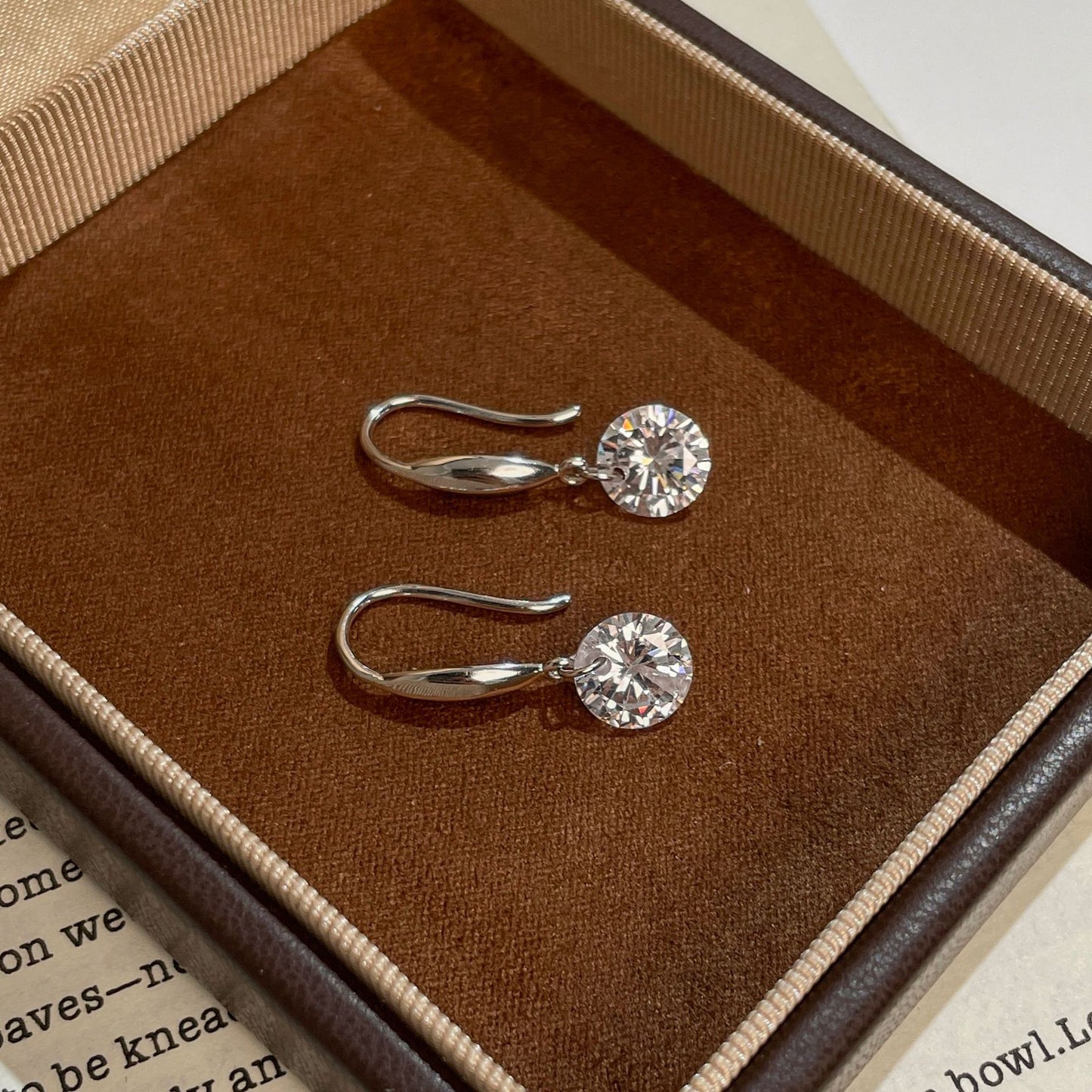 F廠【DQ11530E】S925純銀韓版單顆圓形鋯石耳鉤女簡約時尚靈動單鑽耳環飾潮
 25.10-3