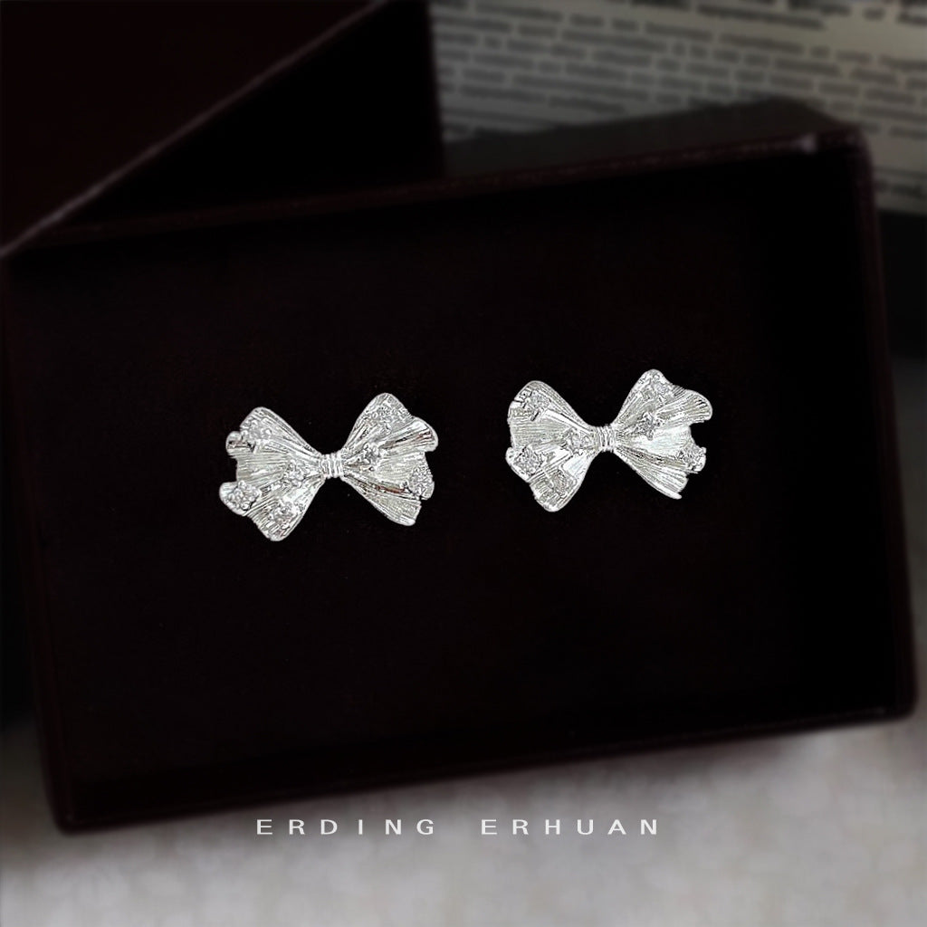 C廠【6948】褶皺感微鑲鋯石925銀針 鍍銀保色蝴蝶結耳環清新甜美簡約通勤耳飾
 25.10-4