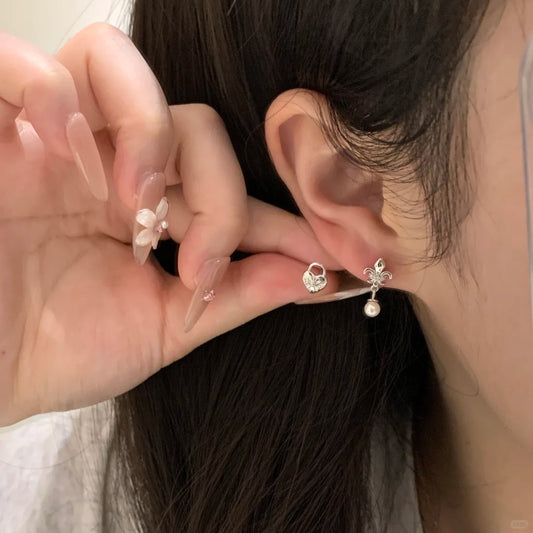 E廠【XDQ10124E】韓系ins風鳶尾花愛心仿珍珠耳環女S925純銀甜酷風不對稱耳飾
26.03-3