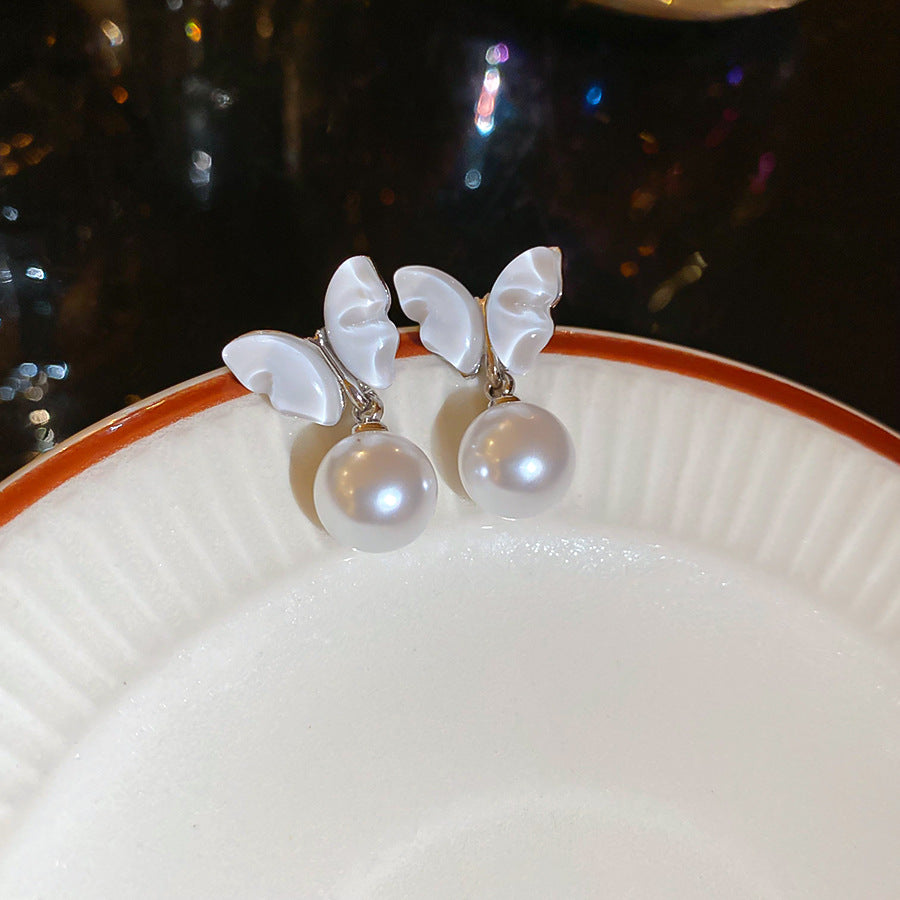 A廠【HE26341】925銀針白色蝴蝶珍珠耳環法式清新甜美耳環女時尚百搭耳飾輕奢高級感 25.05-2