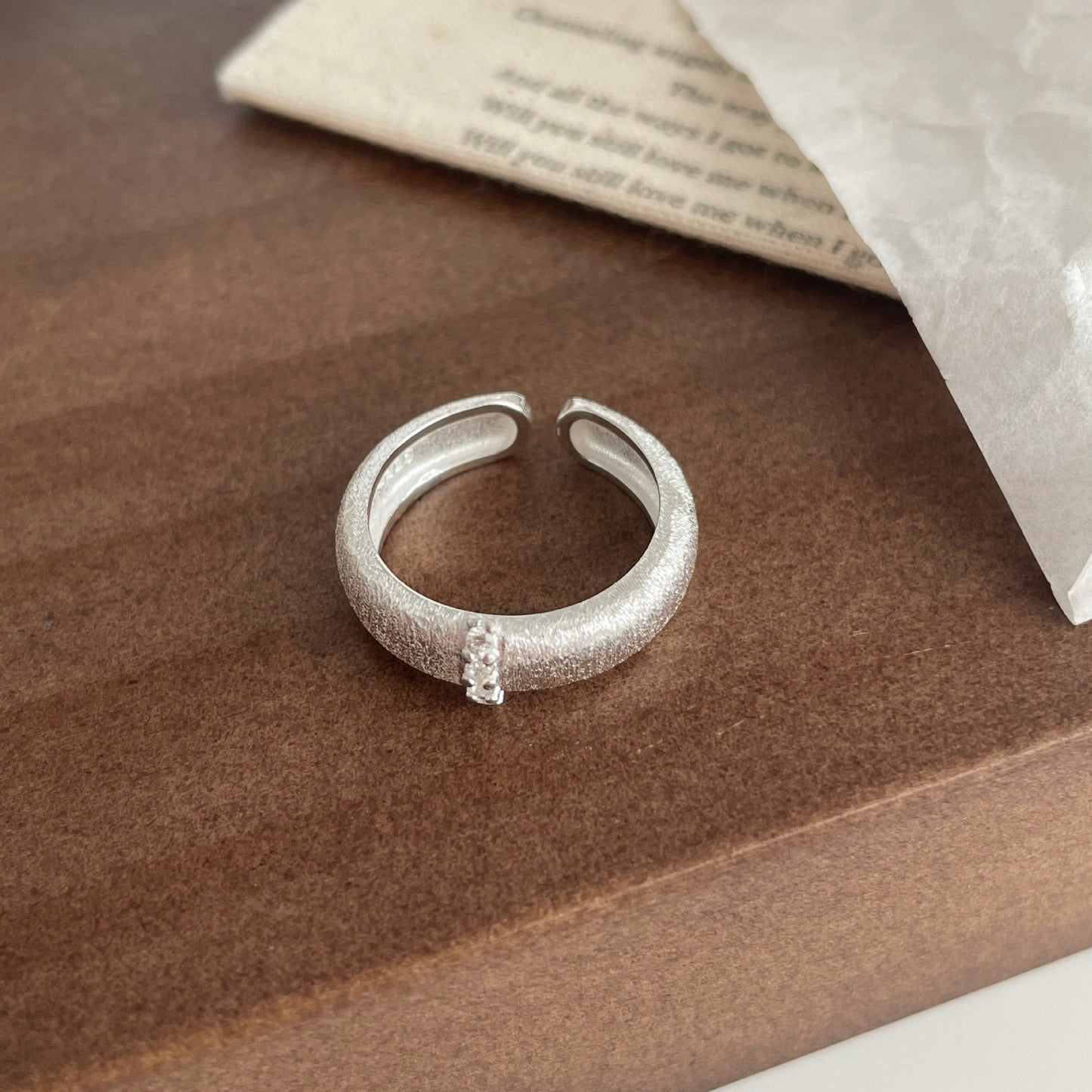 F廠【DQ8194R】S925純銀義大利拉絲緞面戒指女中古富貴風閃鑽高級感磨砂指環 25.02-4