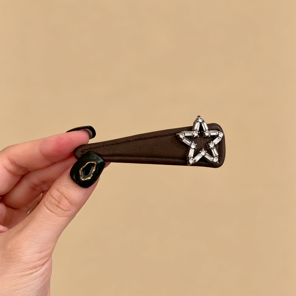 C廠【X913】 閃鑽星星皮質BB夾無痕劉海夾
26.09-4「C廠-單筆結帳需滿,NT$500出貨(不含運費)」