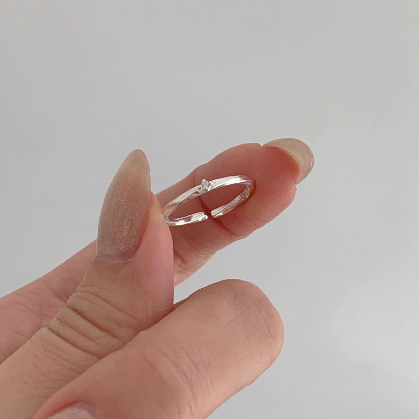 F廠【DQ8594R】S925純銀簡約韓系莫比烏斯戒指女ins風波浪單鑽細款開口尾戒 25.03-2