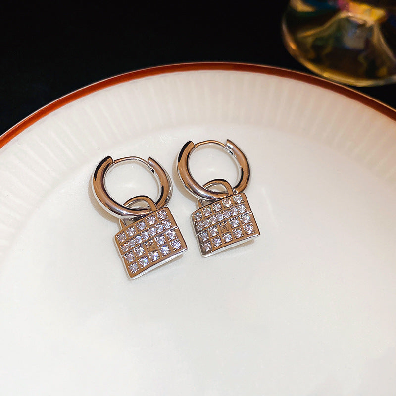 A廠【HE24806】真金電鍍鋯石包包鎖形耳扣跨境小眾冷淡風耳環輕奢高級感個性耳環 25.01-4