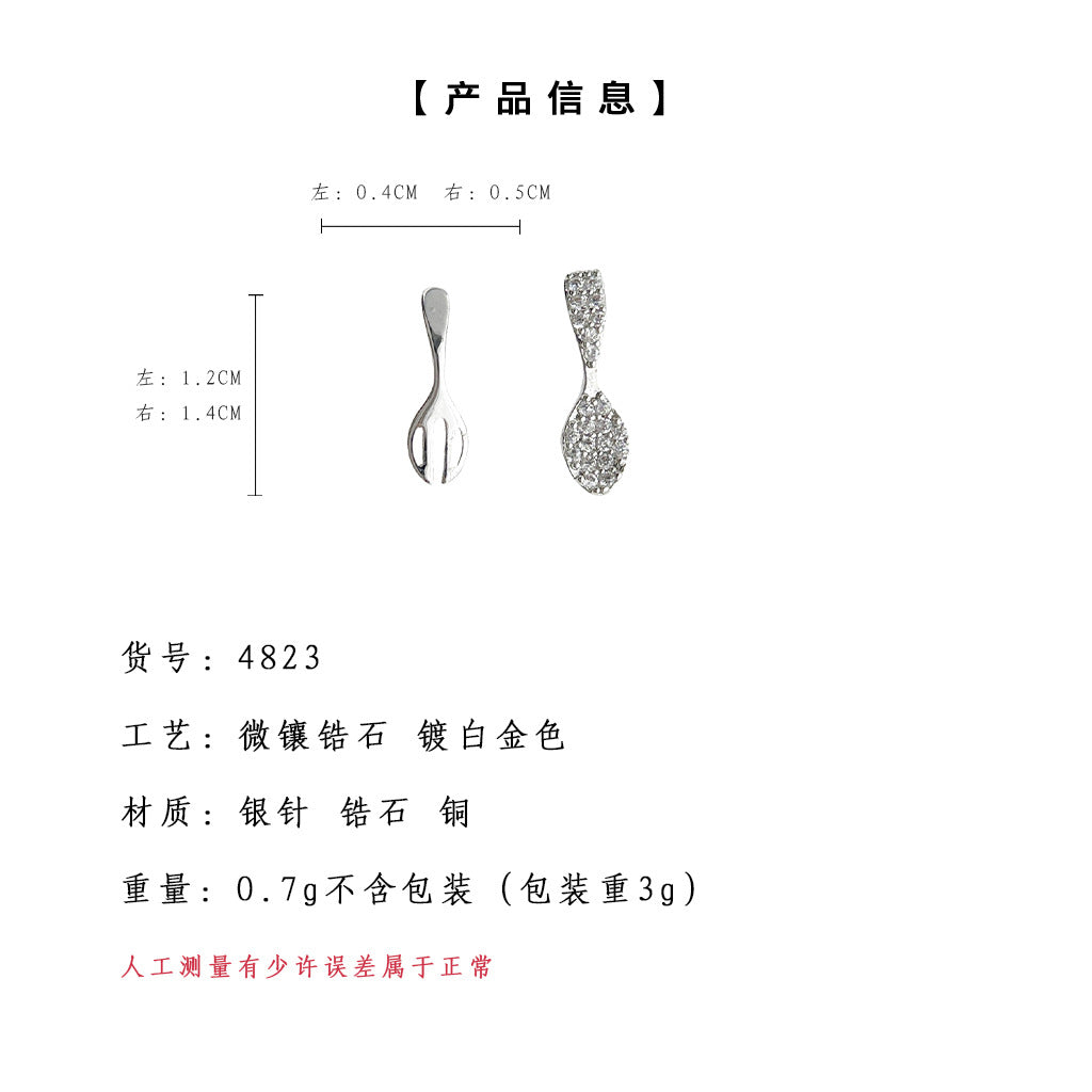 C廠【4823】不對稱設計感微鑲鋯石迷你小巧湯匙叉子趣味可愛小耳環耳飾女 24.09-1