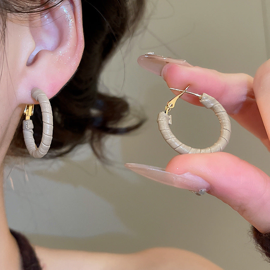 A廠【HE28938】925銀針復古皮革纏繞耳圈秋冬款個性潮流氣質耳環時尚小眾設計感耳飾 25.10-3