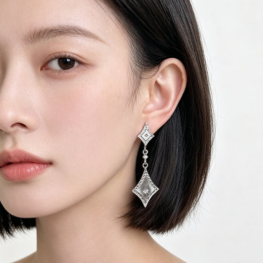 A廠【8199】清冷感銀色拉絲菱形芒星長耳環女輕奢高級感氣質顯臉小耳飾
26.09-2