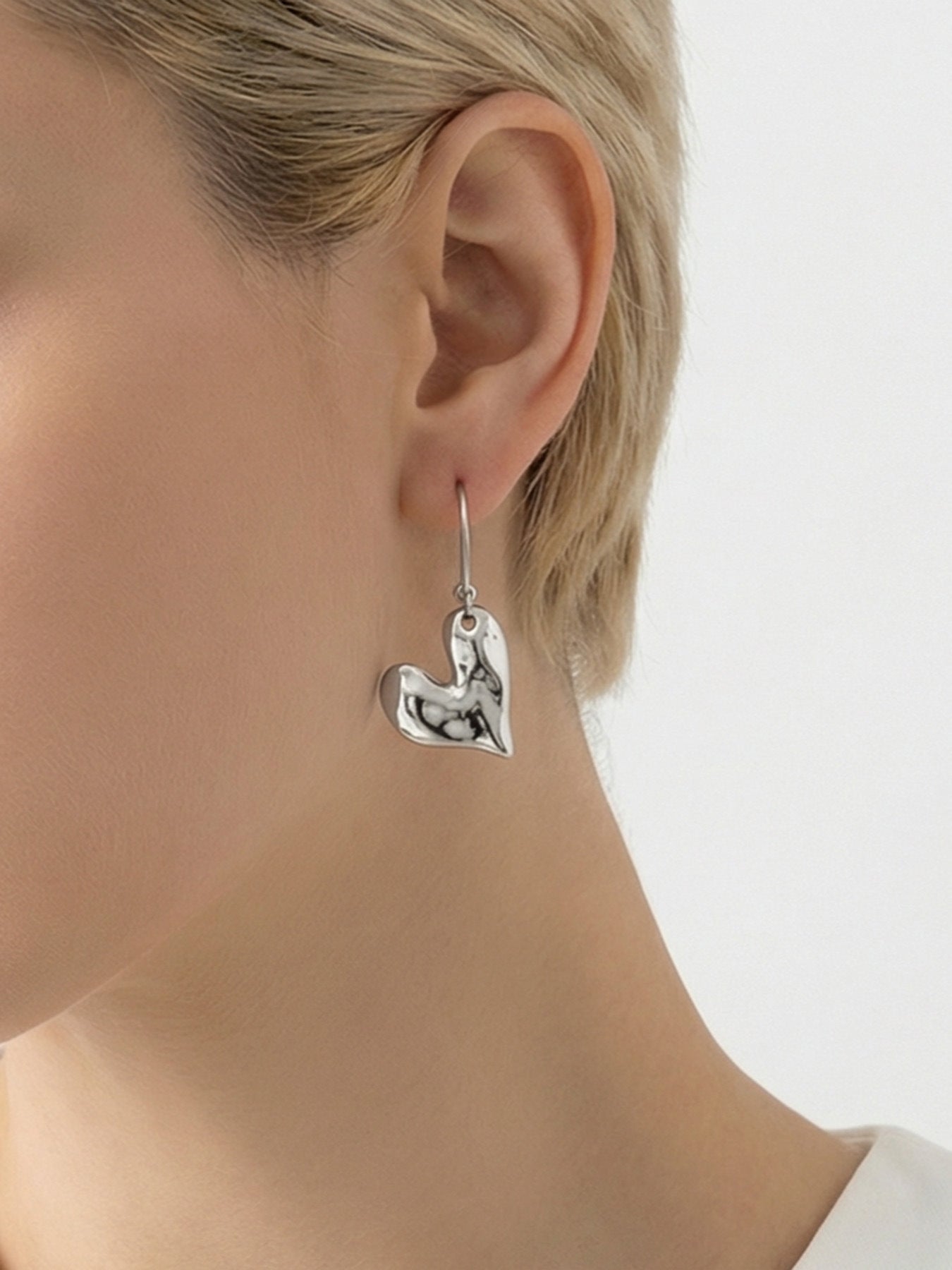 B廠【F044】ins簡約輕奢不對稱愛心吊墜耳環歐美跨國時尚網紅耳環不銹鋼鍍金
 26.02-1