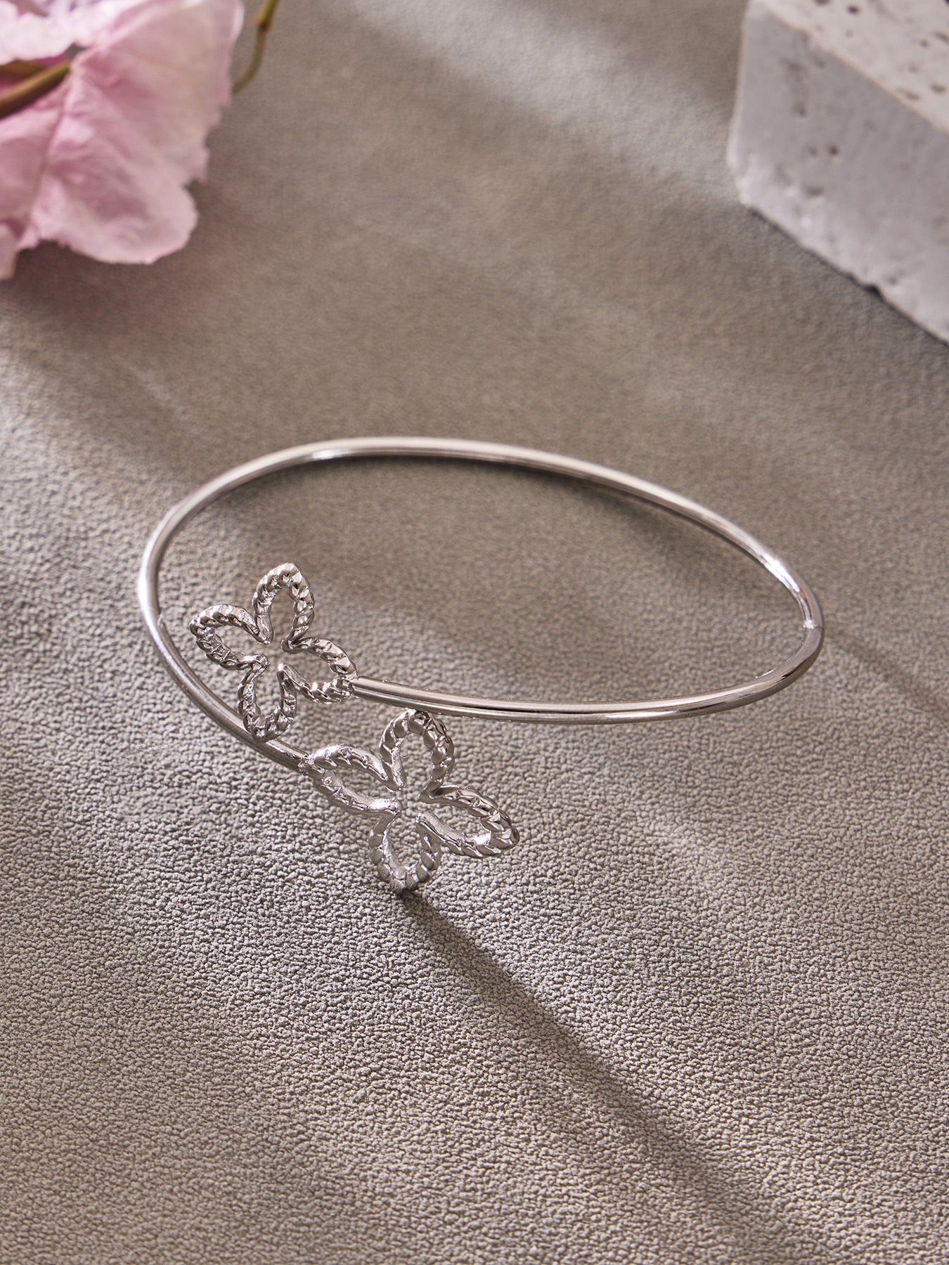 B廠【Z591】跨國個性簡約設計雙花鏤空開口手環不鏽鋼鍍18k真金時尚百搭手環
 26.03-2