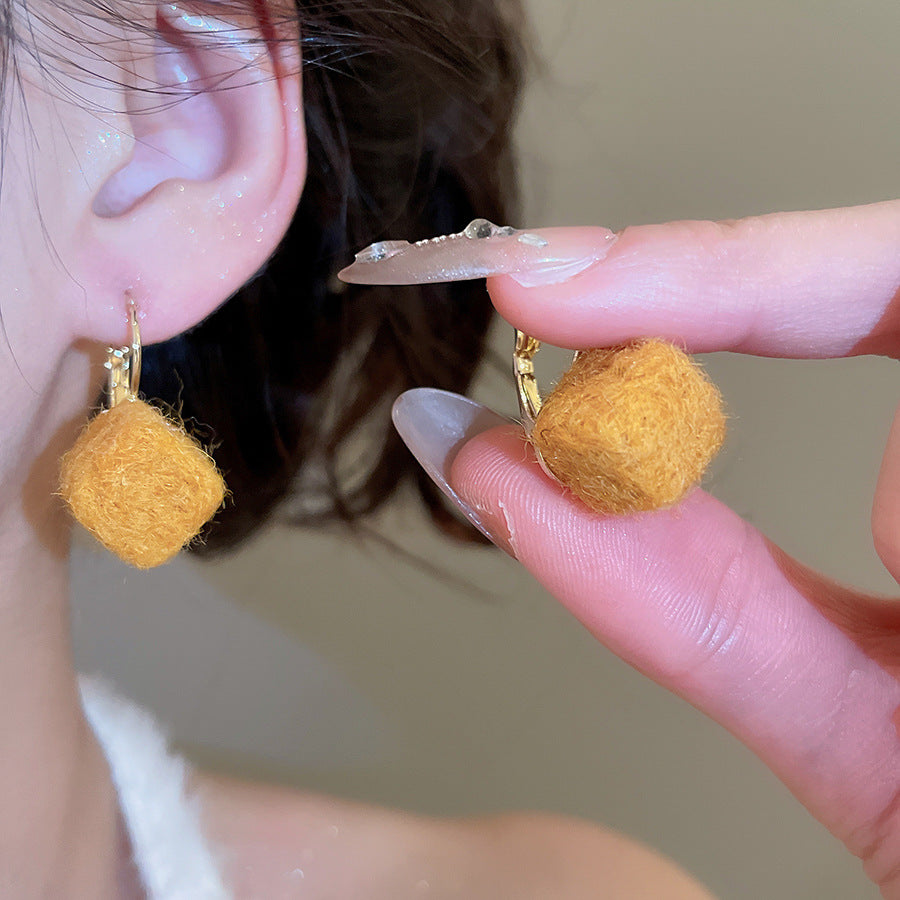 A廠【HE29172】秋冬新款方形毛絨吊墜耳環簡約小眾獨特設計感耳環日常通勤耳飾女
 25.11-1