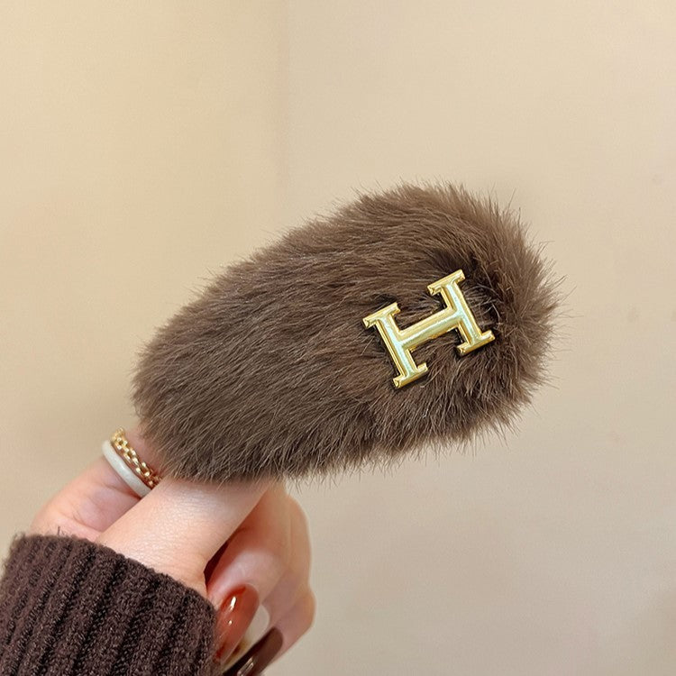 C廠【Y925】輕奢金標字母毛絨髮夾女2025新款高階側邊夾髮卡劉海夾子氣質頭飾
 25.12-2「C廠-單筆結帳需滿，NT$500出貨(不含運費)」