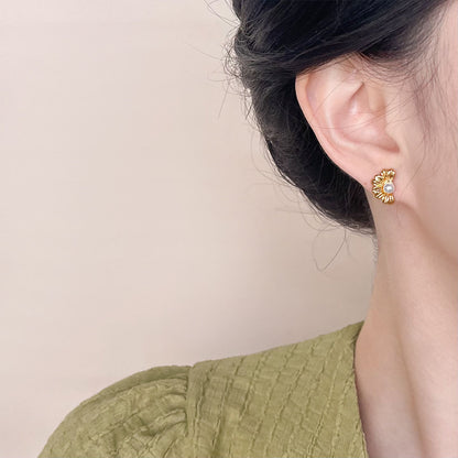 A廠【4713】迷你版鍍14K簡約高級感雛菊耳環女小巧通勤時尚百搭新款耳飾
 26.01-1