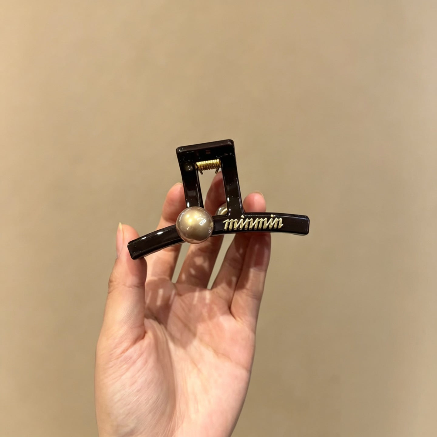 C廠【X543】高品質珍珠字母抓夾女氣質後腦勺大號髮夾髮量多盤髮鯊魚夾子髮飾 26.07-1「C廠-單筆結帳需滿，NT$500出貨(不含運費)」