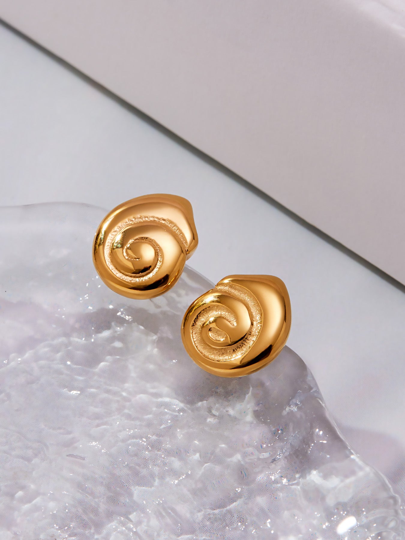 B廠【F709】跨境小眾設計小海螺絲不鏽鋼鍍18k真金可愛趣味耳飾
 25.11-1