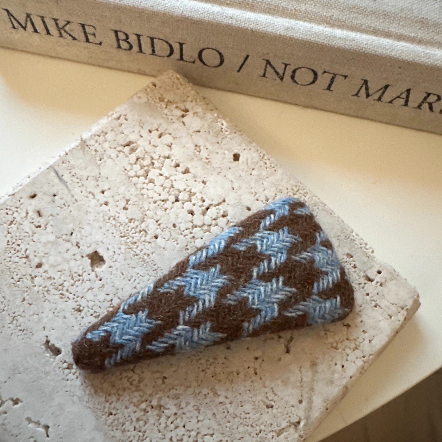 C廠【P63】千秋千鳥格毛呢髮夾女bb夾邊夾2025新款瀏海夾子前額高階頭飾髮卡
 25.12-2「C廠-單筆結帳需滿，NT$500出貨(不含運費)」