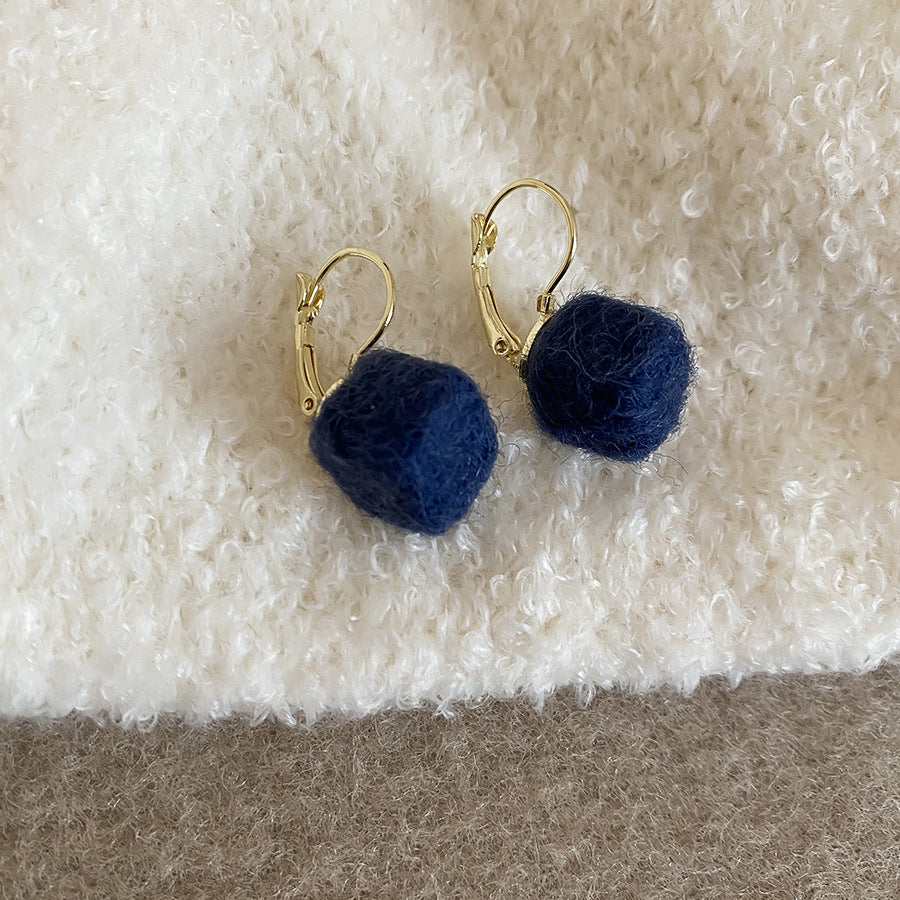 A廠【HE29172】秋冬新款方形毛絨吊墜耳環簡約小眾獨特設計感耳環日常通勤耳飾女
 25.11-1