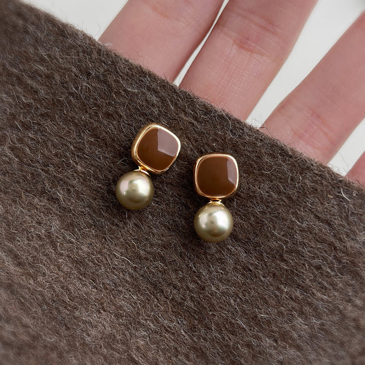 A廠【7269】摩卡棕琺瑯滴釉方形幾何s925銀針珍珠耳環時尚高級感港風耳環女
 25.12-4