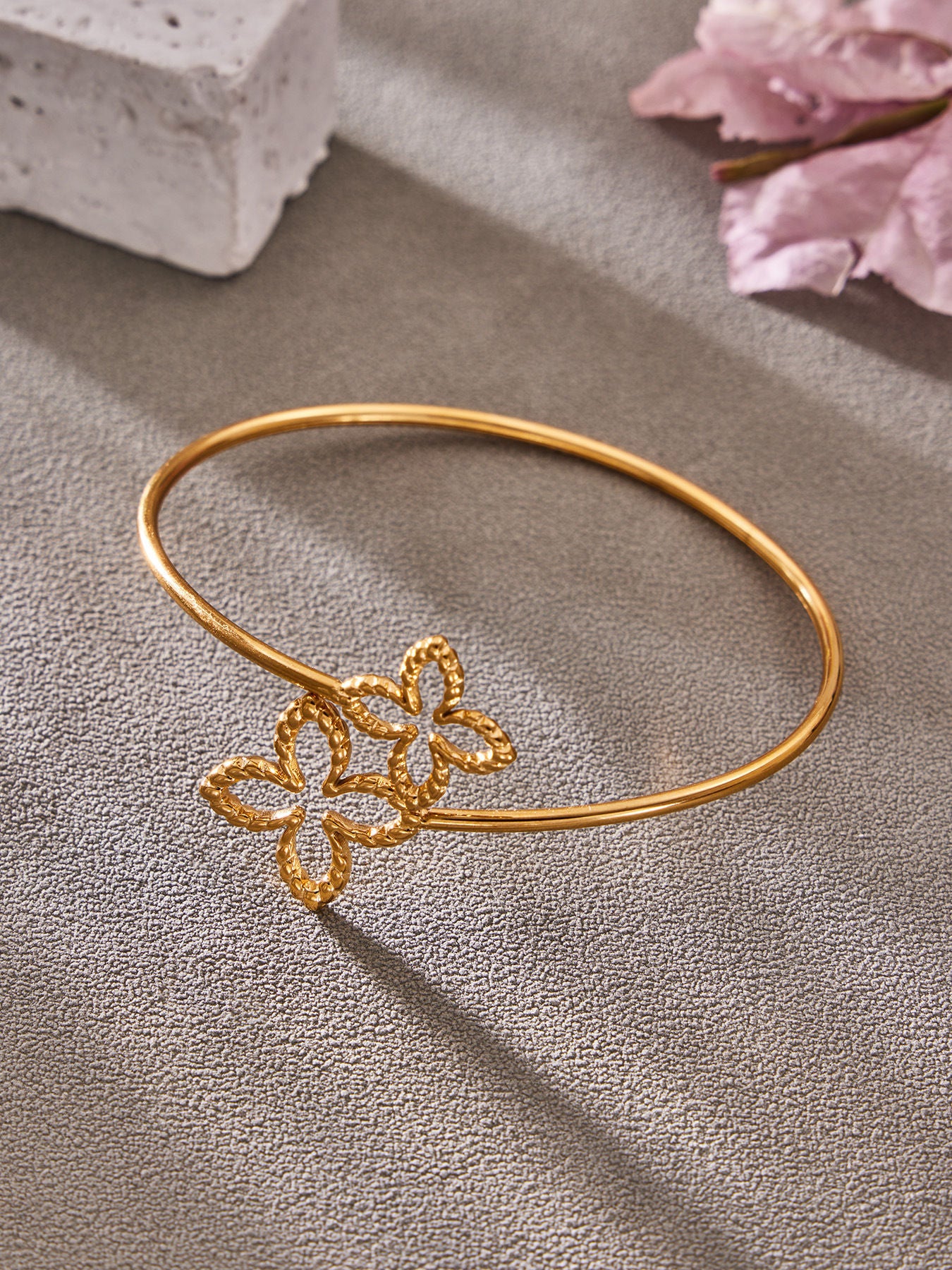 B廠【Z591】跨國個性簡約設計雙花鏤空開口手環不鏽鋼鍍18k真金時尚百搭手環
 26.03-2