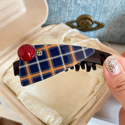 C廠【X956】紅珠格紋三角香蕉夾扭扭夾豎夾
 26.10-1「C廠-單筆結帳需滿，NT$500出貨(不含運費)」