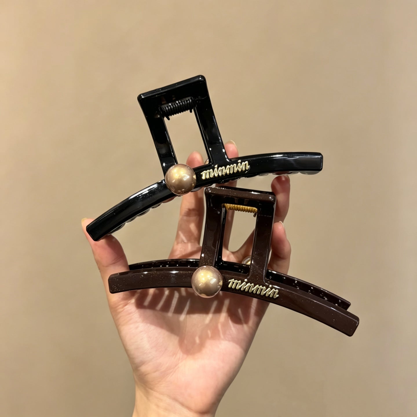 C廠【X543】高品質珍珠字母抓夾女氣質後腦勺大號髮夾髮量多盤髮鯊魚夾子髮飾 26.07-1「C廠-單筆結帳需滿，NT$500出貨(不含運費)」